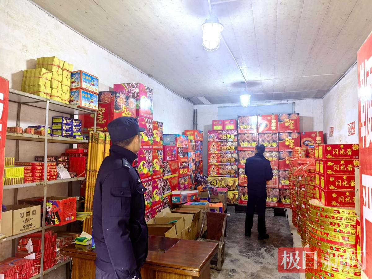 图3：民警对烟花爆竹零售点进行检查.jpg