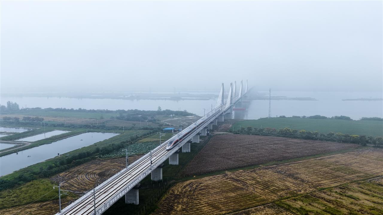 4、奔驰在高架桥上的智能复兴号(拍摄李垚骏).jpg 4、奔驰在高架桥上的智能复兴号(拍摄李垚骏).jpg