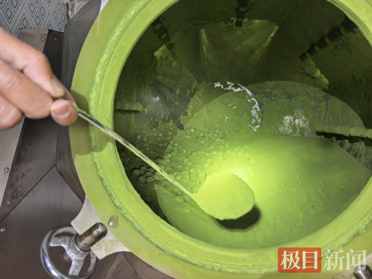 色泽翠绿的抹茶粉.png