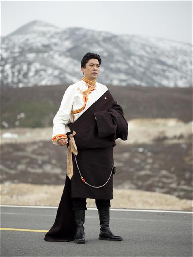 这位49岁的局长,和丁真一样都是地道的康巴汉子,最近多次靠颜值冲上热