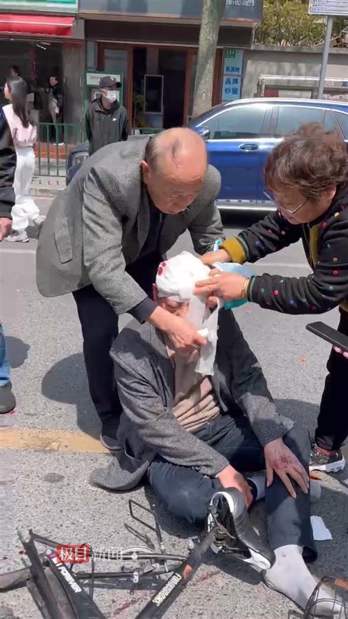 上海男子驾车撞伤两人，一老人前额受伤，八旬退休医生买来绷带现场急救 | 极目新闻