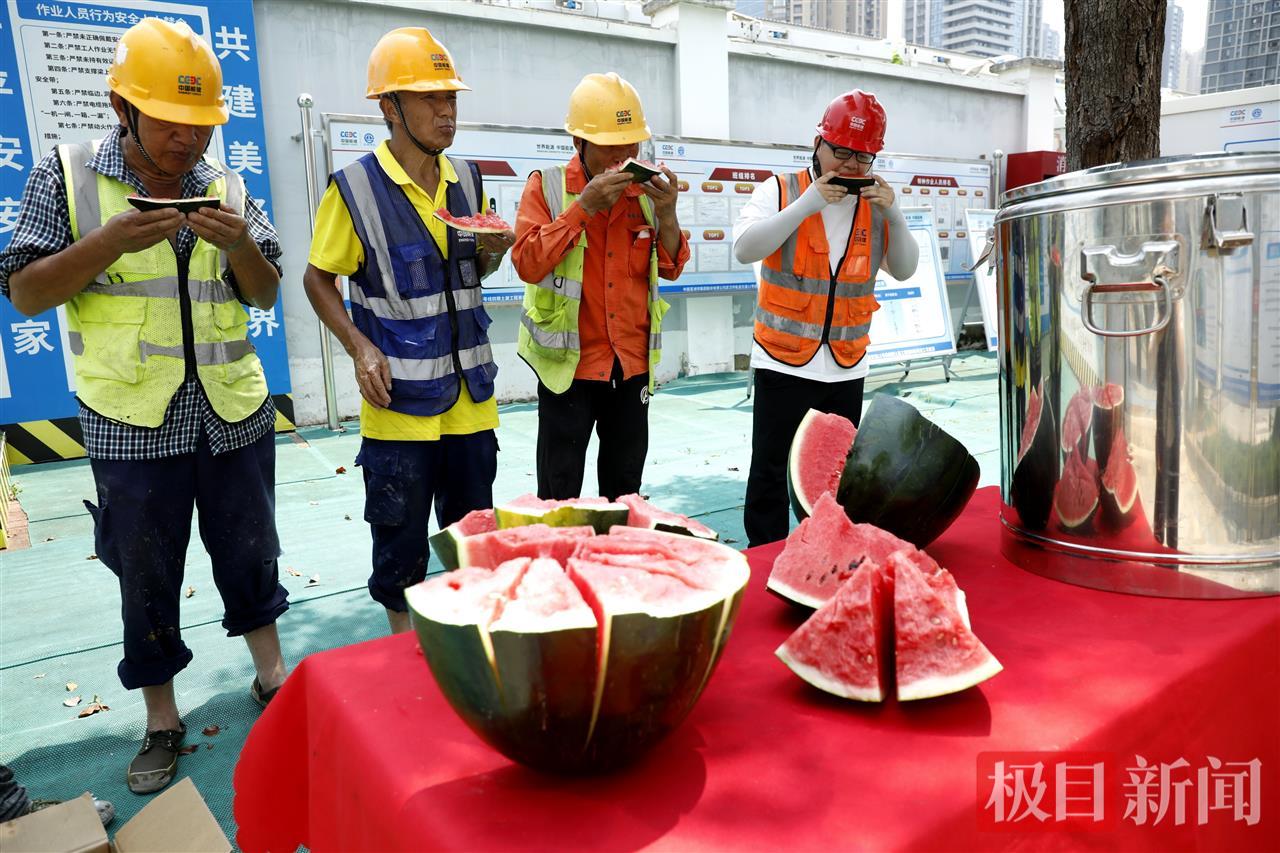7月8日，在武汉地铁11号线四期梅林站施工现场，工人们在休息区吃西瓜解暑。袁永华 摄 (1).jpg