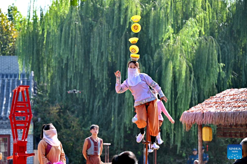 Acrobats perform at Wuqiao Acrobatics World in Cangzhou, N China | 极目新闻