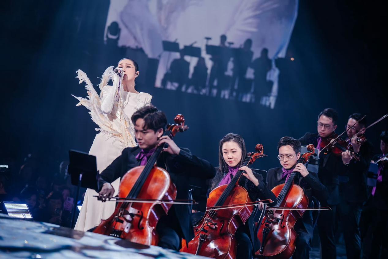 三十年音乐旅程串起人生悲欢与港乐图鉴,杨千嬅《Live MY LIVE 2025》红馆演唱会落幕