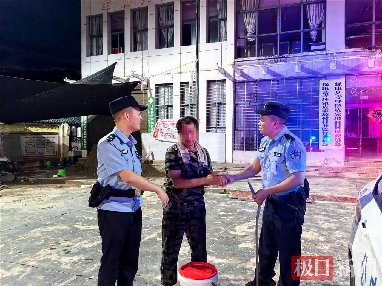 图4:民警在护送迷路老人回家.jpg 图4:民警在护送迷路老人回家.jpg