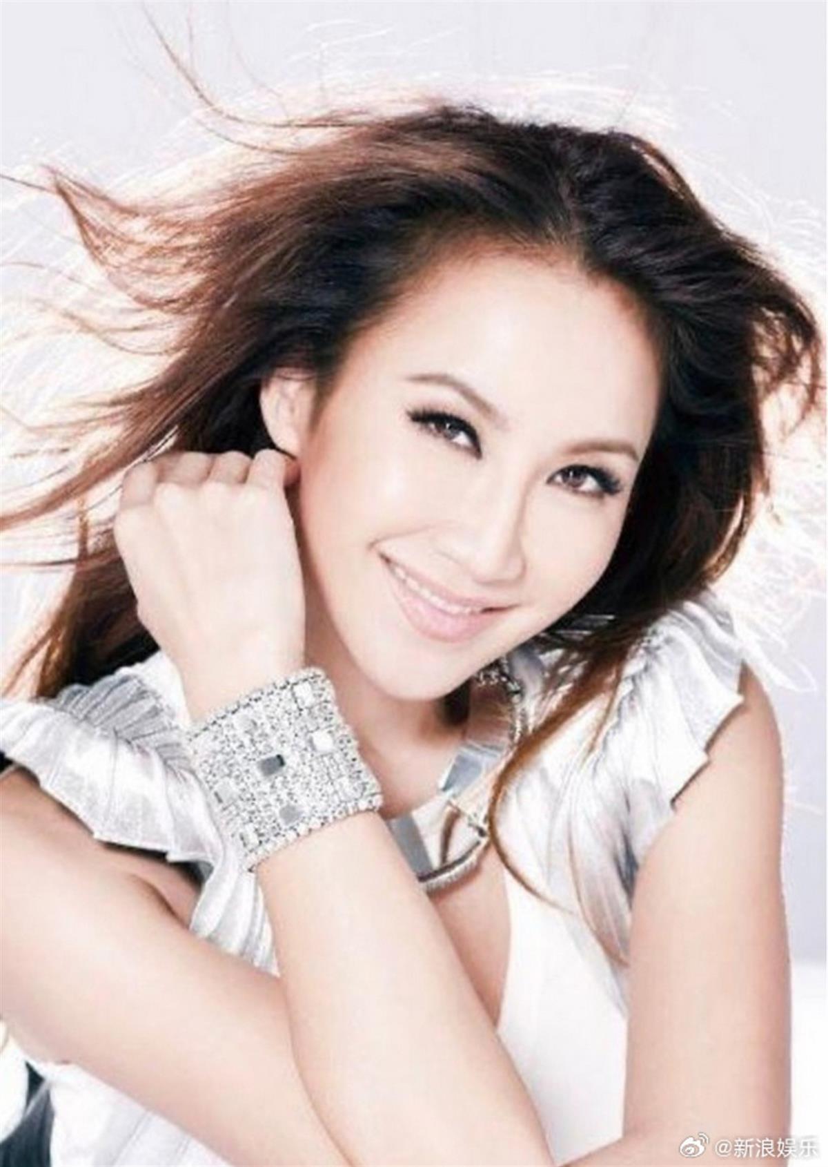 李玟葬礼遗照公布,遗物中百余件礼服不见,姐姐去李玟老公家寻找时遭