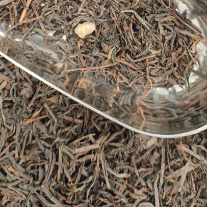 一点点前员工称茶叶里发现石头 来自网络视频截图.jpg