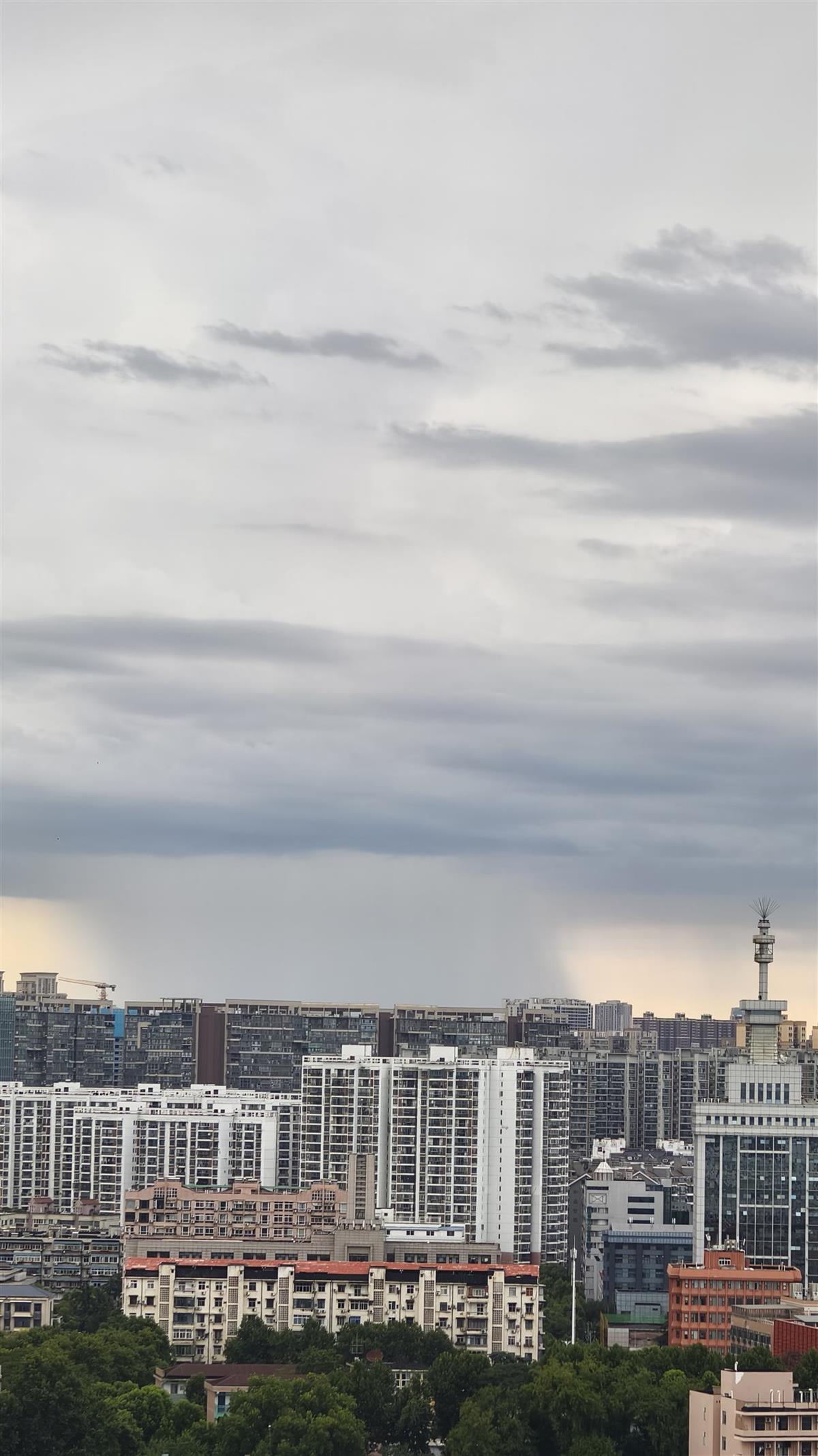 21日傍晚，武昌梨园往江边方向拍到的雨幡奇观.jpg