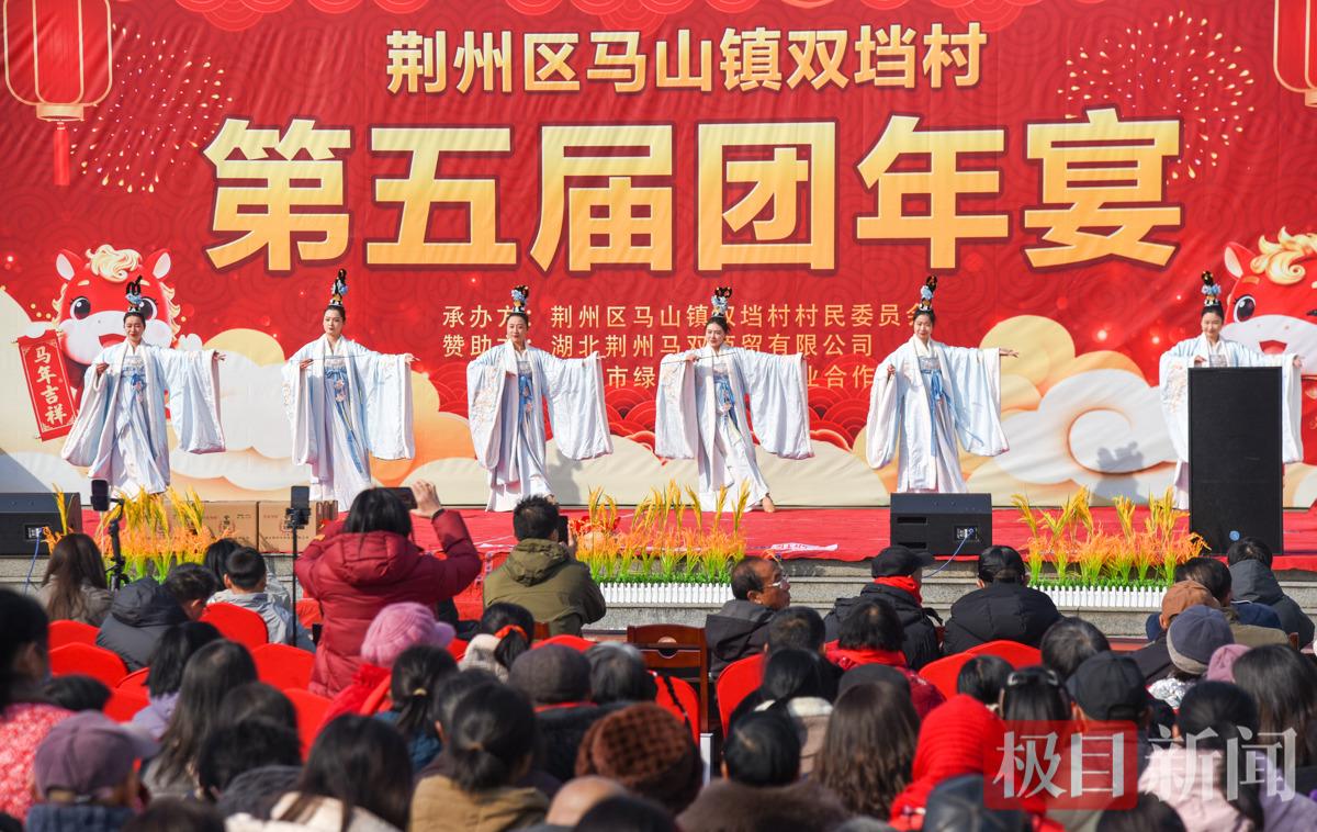 荆州区马山镇双垱村团年宴现场，文艺志愿者在表演。（极目新闻记者 黄志刚 摄）.jpg