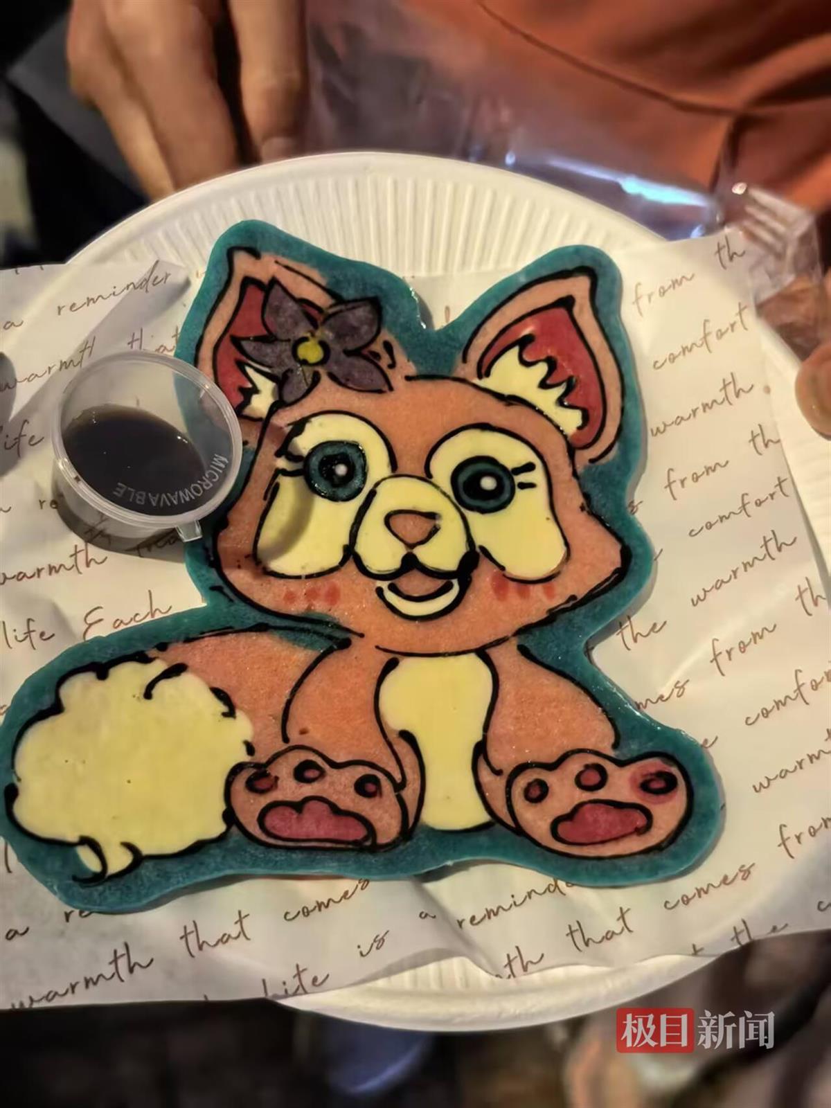 成都女子艺术卡通煎饼摊走红:顾客排队5小时,花65元买到一个煎饼舍不得吃