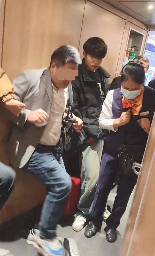 男子猛踹厕所门 视频截图.jpg