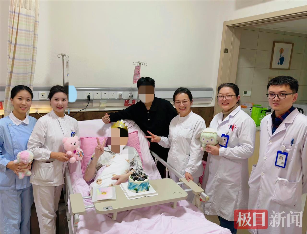 武汉市中心医院南京路院区产科医护人员为“同月同日生”的一家三口准备生日惊喜_副本.jpg