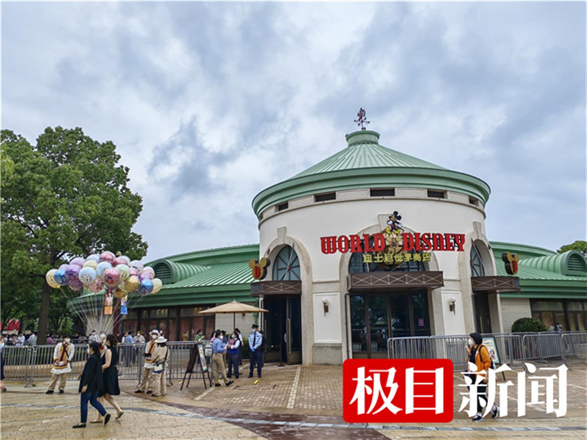 游客在迪士尼世界商店外排队_副本.jpg