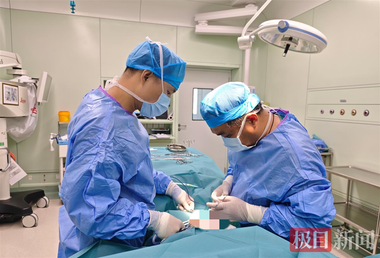 疝与腹壁外科主任王勇（右）带领团队为患者实施急诊手术_副本.jpg