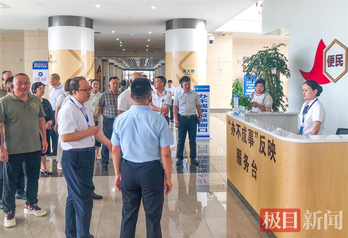 荆州市民之家政务服务中心设置“办不成事”反映服务台。（极目新闻记者 黄志刚 摄）.jpg
