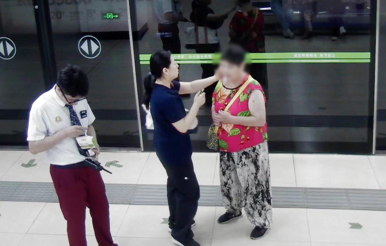 刘晓静为老人涂抹风油精缓解中暑症状.jpg 刘晓静为老人涂抹风油精缓解中暑症状.jpg