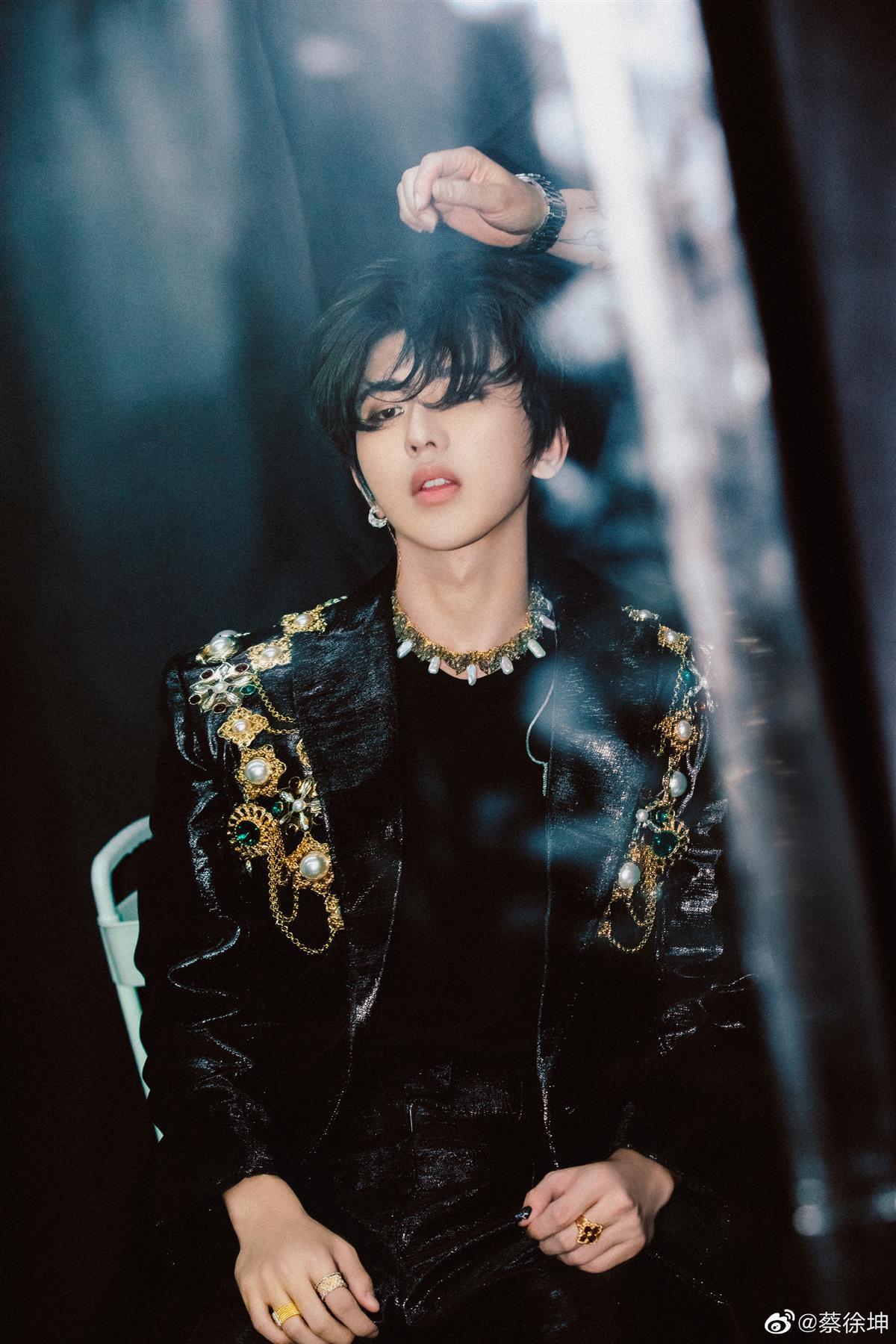 蔡徐坤(来源:微博)但是,在蔡徐坤这起爆料中,最需要注目的并不是八卦