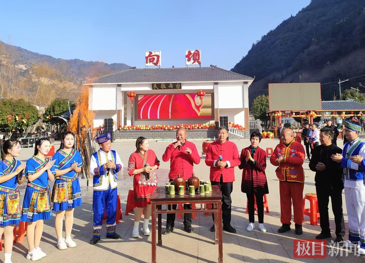 向坝民歌唱响竹溪县民间春晚。 周军摄.png 向坝民歌唱响竹溪县民间春晚。 周军摄.png