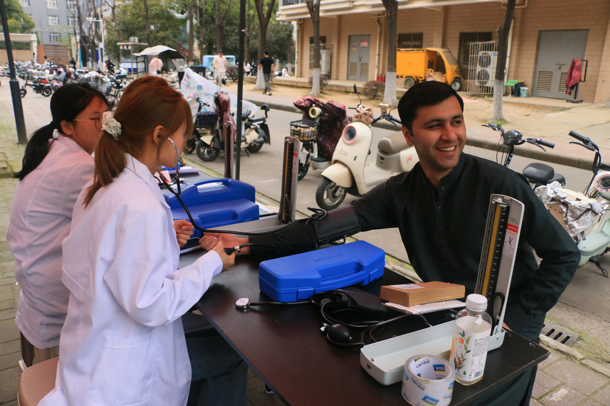 测血压中景 吕致远摄.jpg 测血压中景 吕致远摄.jpg
