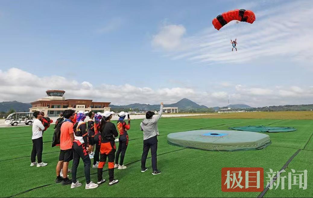 2、国家跳伞队在竹山通用培训跳伞运动员.png 2、国家跳伞队在竹山通用培训跳伞运动员.png