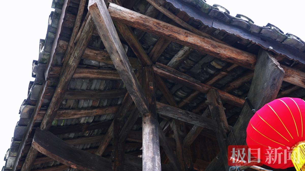吊脚楼采用榫卯结构拼接.jpg