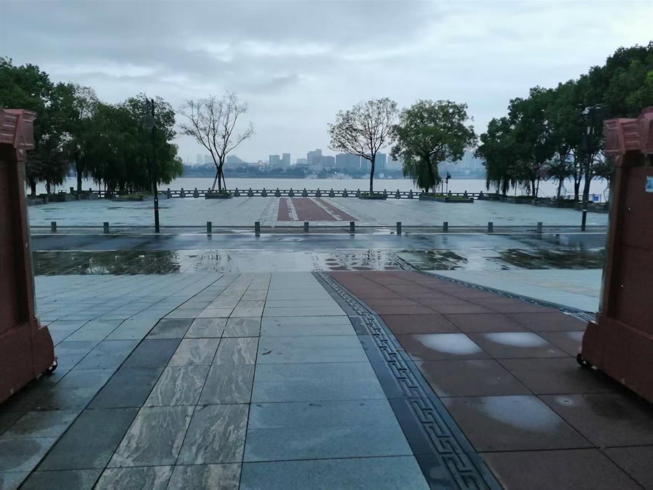 江滩2.jpg 江滩2.jpg