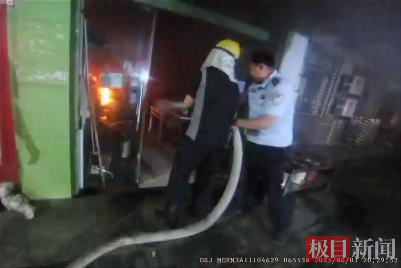 图2：民警在灭火（视频截图）.jpg
