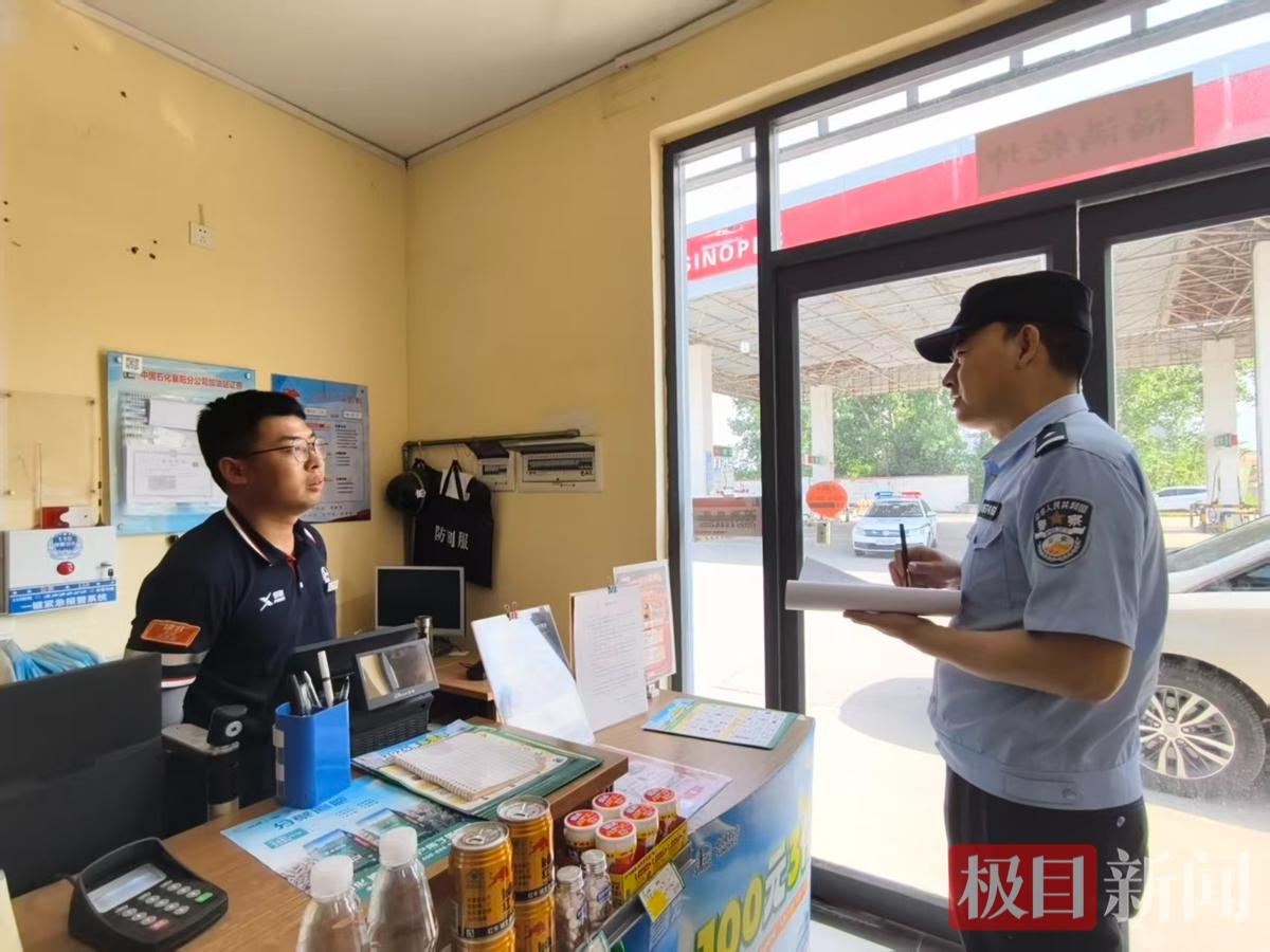 （配图）民警走访检查辖区加油站.jpg