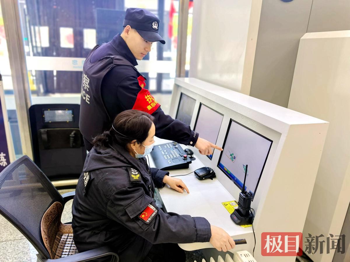 图1：民警在教安检人员识别违禁物品.jpg