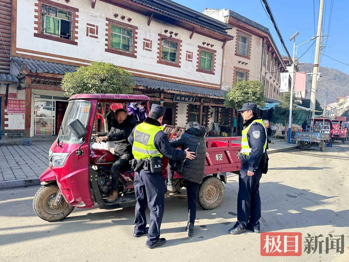 图3：民警在劝导三轮车违法载人行为.jpg