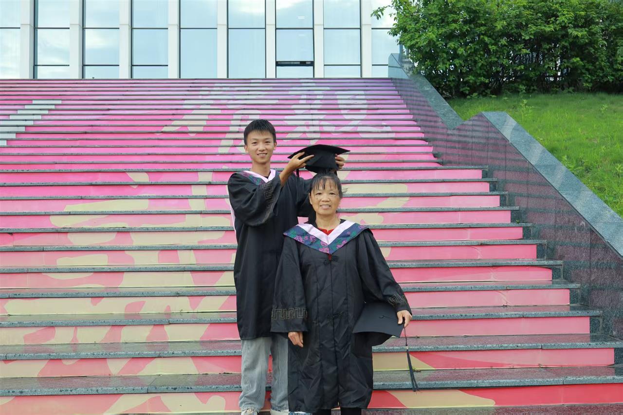 钟同学和妈妈 受访者提供1.jpg