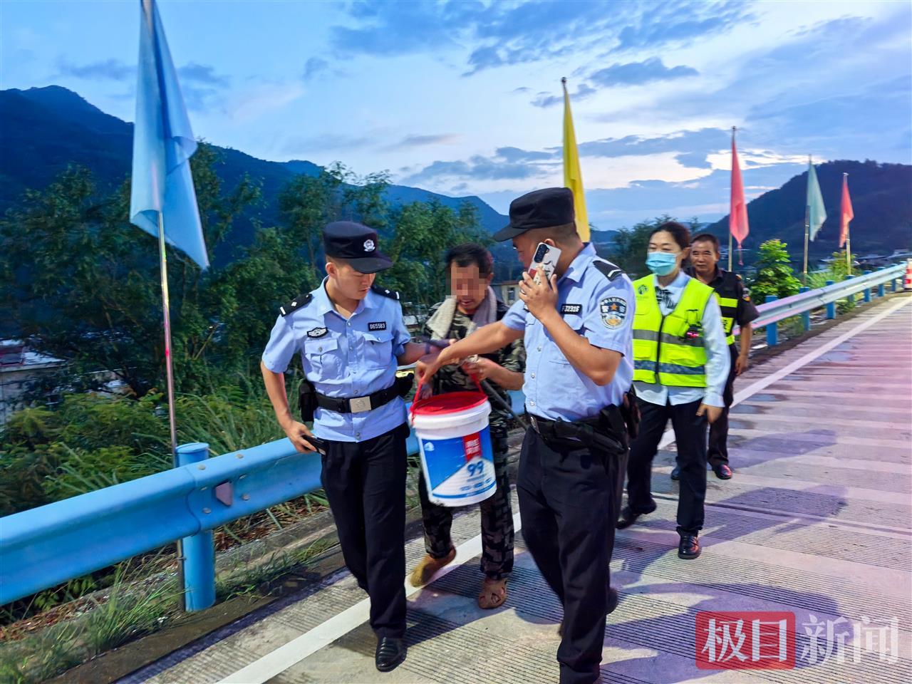 图2：民警在护送迷路老人回家.jpg