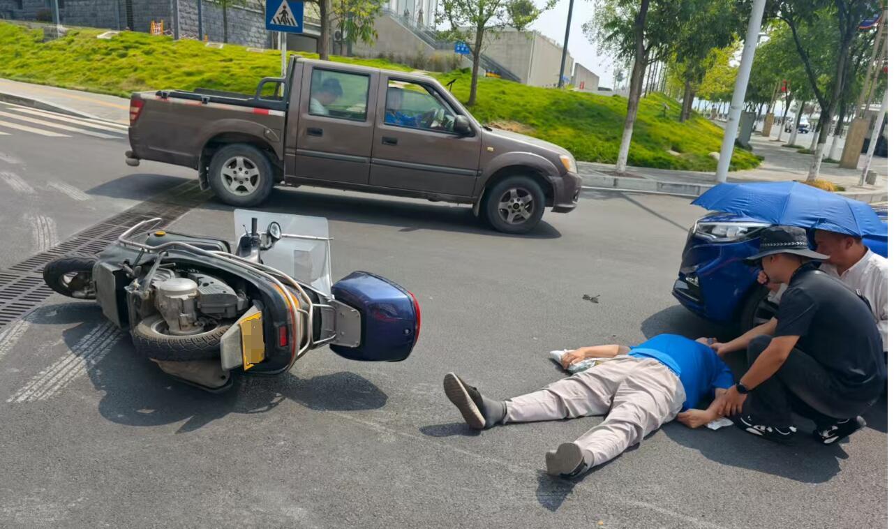 游轮乘警路遇车祸紧急救援协同维护现场秩序