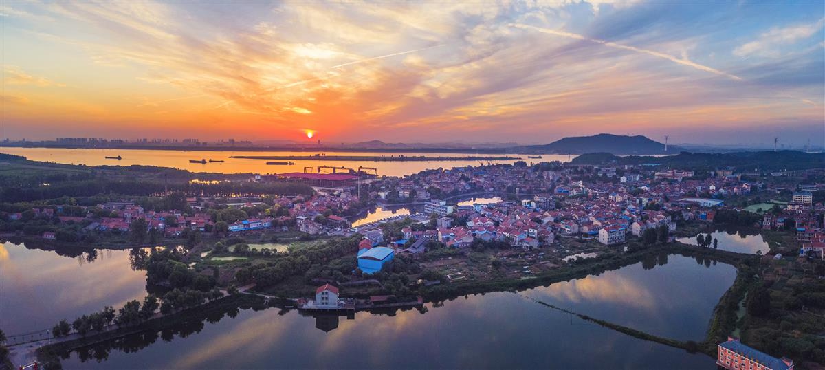 夕阳余晖映照下的古镇金口  位于长江之滨的金口古镇在夕阳余晖映照下
