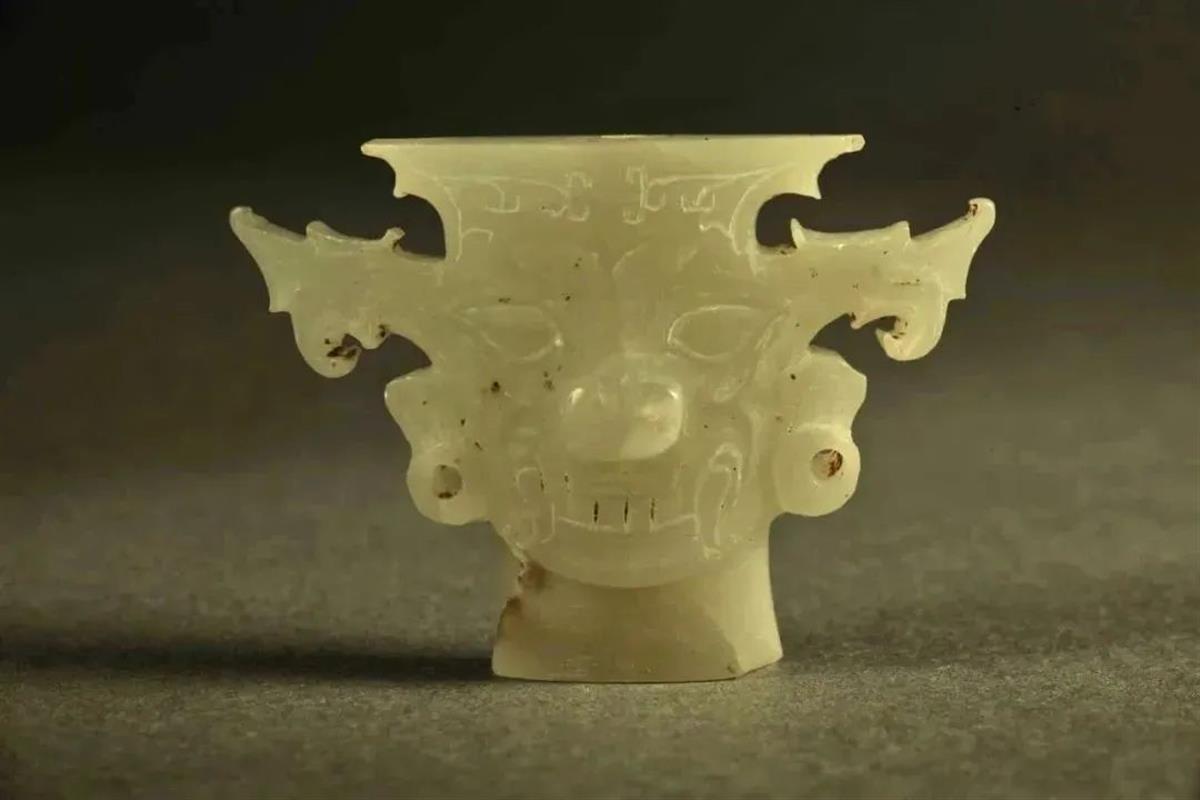 石家河玉神人像，新石器时代，天门市博物馆藏。石家河玉匠吸纳了黄河流域器物上常见的兽面纹，并将其与本地“虎”“凤”图腾相融合。