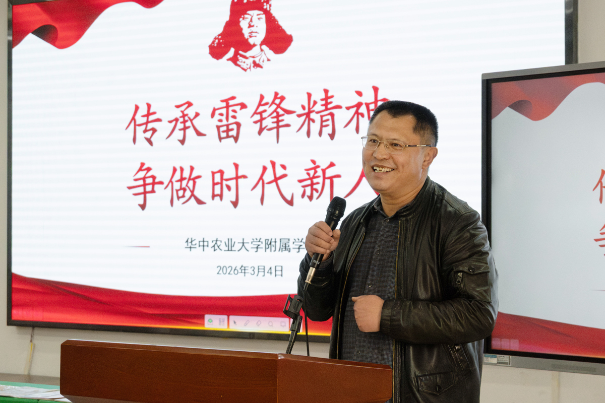 郑加俭为学生讲述二十多年来的收藏故事（通讯员 刘晓桐 摄）.jpg