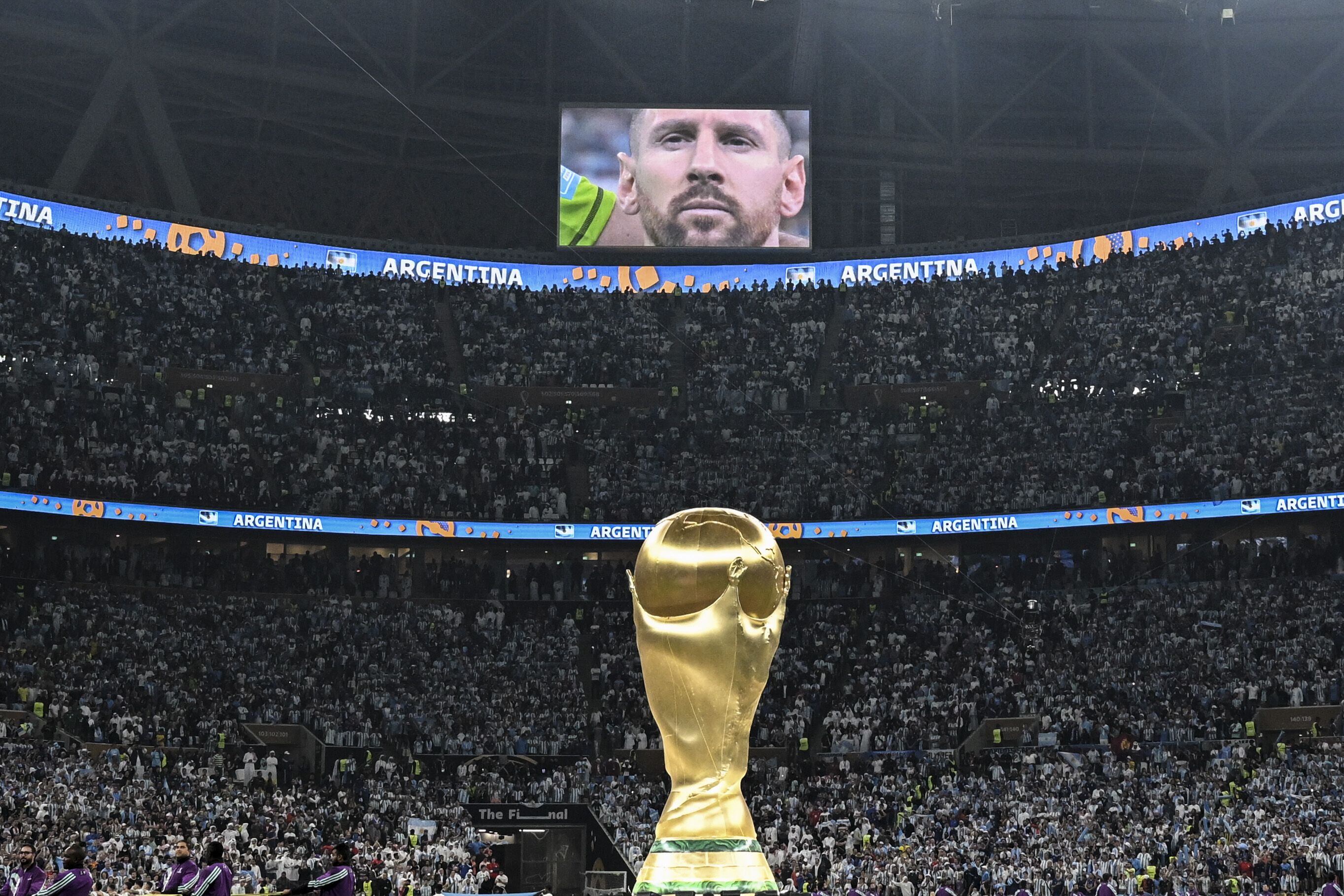 梅西一战封神,阿根廷第三度捧起大力神杯 | 极目新闻