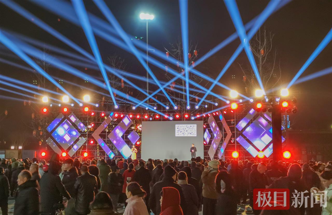 1月1日晚，荆州古城南门广场上演了“江湖音乐会”，吸引市民和游客观看。（极目新闻记者 黄志刚  摄）.jpg