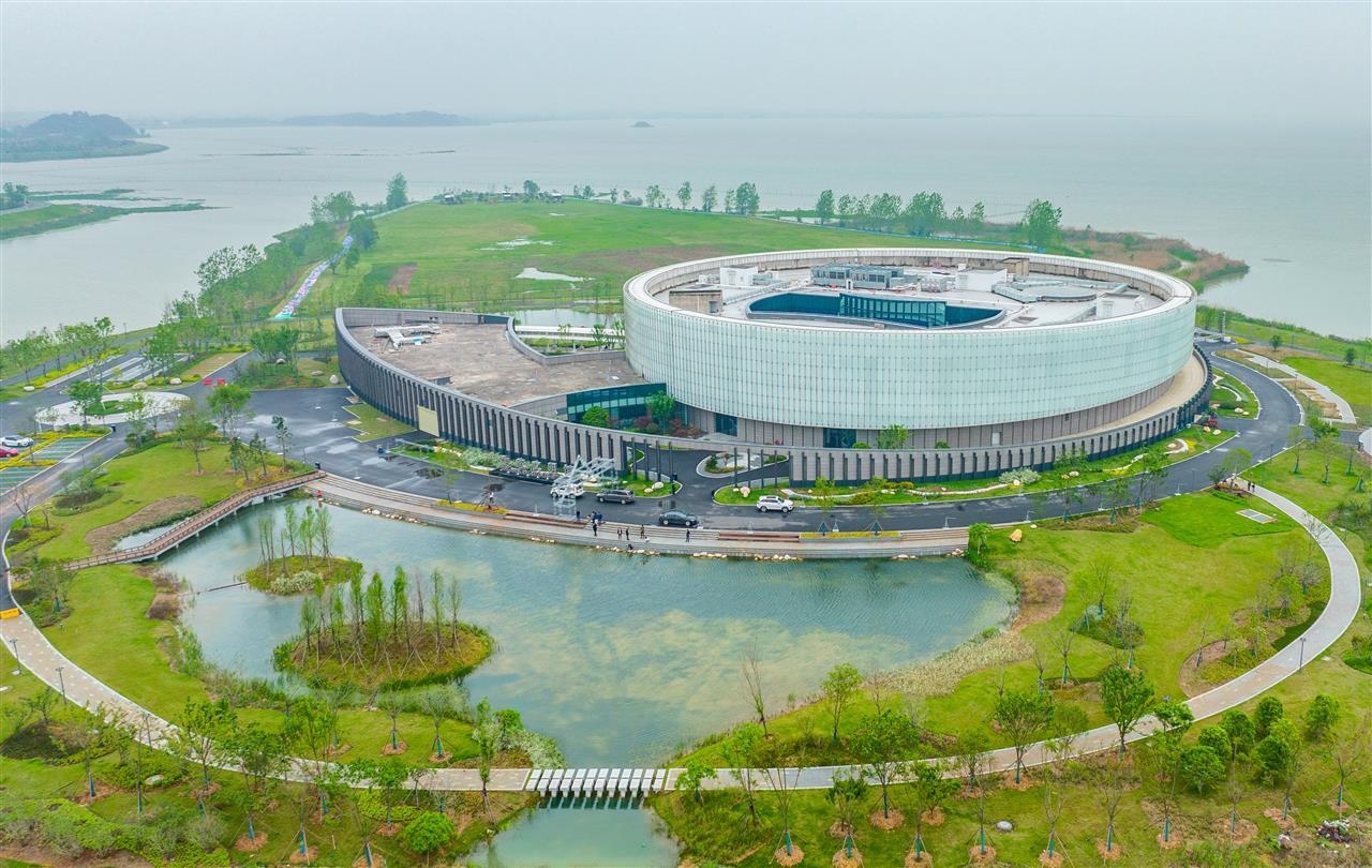 鸟瞰梁子湖生态文明馆。梁子湖生态文明馆是华中地区首个以湖泊保护、水生态修复、水生物多样性保护为特色的研究展示中心，总建筑面积约1.8万平方米，主要展示梁子湖生态文明史、梁子湖湿地生态系统科普等。（湖北日报全媒记者 薛婷 摄）.jpg