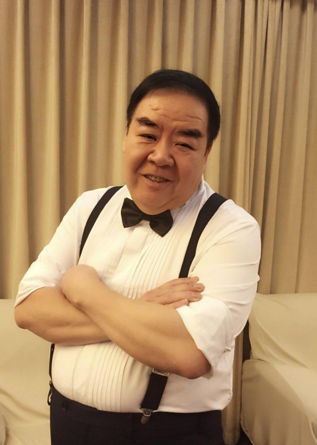 7ea7cee6b4ad2895ef85d559d146c31a.jpg 郑则仕手拿报纸出镜辟谣:我没死!承认做生意失败,变卖所有家当还债