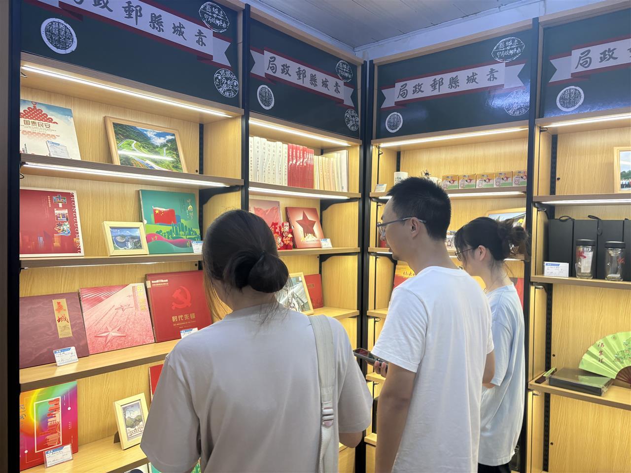 实践队调研金寨汤家汇文创产品 (2).jpg