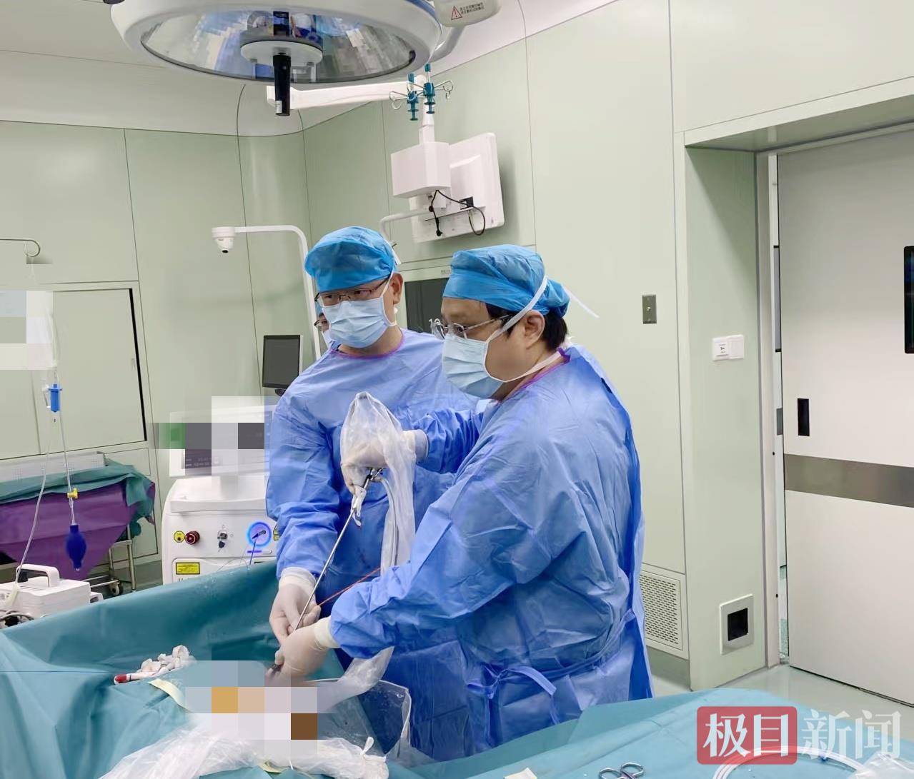 泌尿外科团队为患者实施经皮肾镜取石手术_副本.jpg