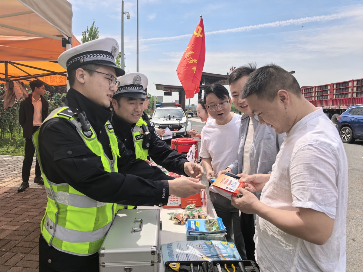 厅交管总队高警五支队当阳大队在沪蓉高速当阳西收费站设置便民服务点,为过路司乘提供出行服务.jpg 厅交管总队高警五支队当阳大队在沪蓉高速当阳西收费站设置便民服务点,为过路司乘提供出行服务.jpg
