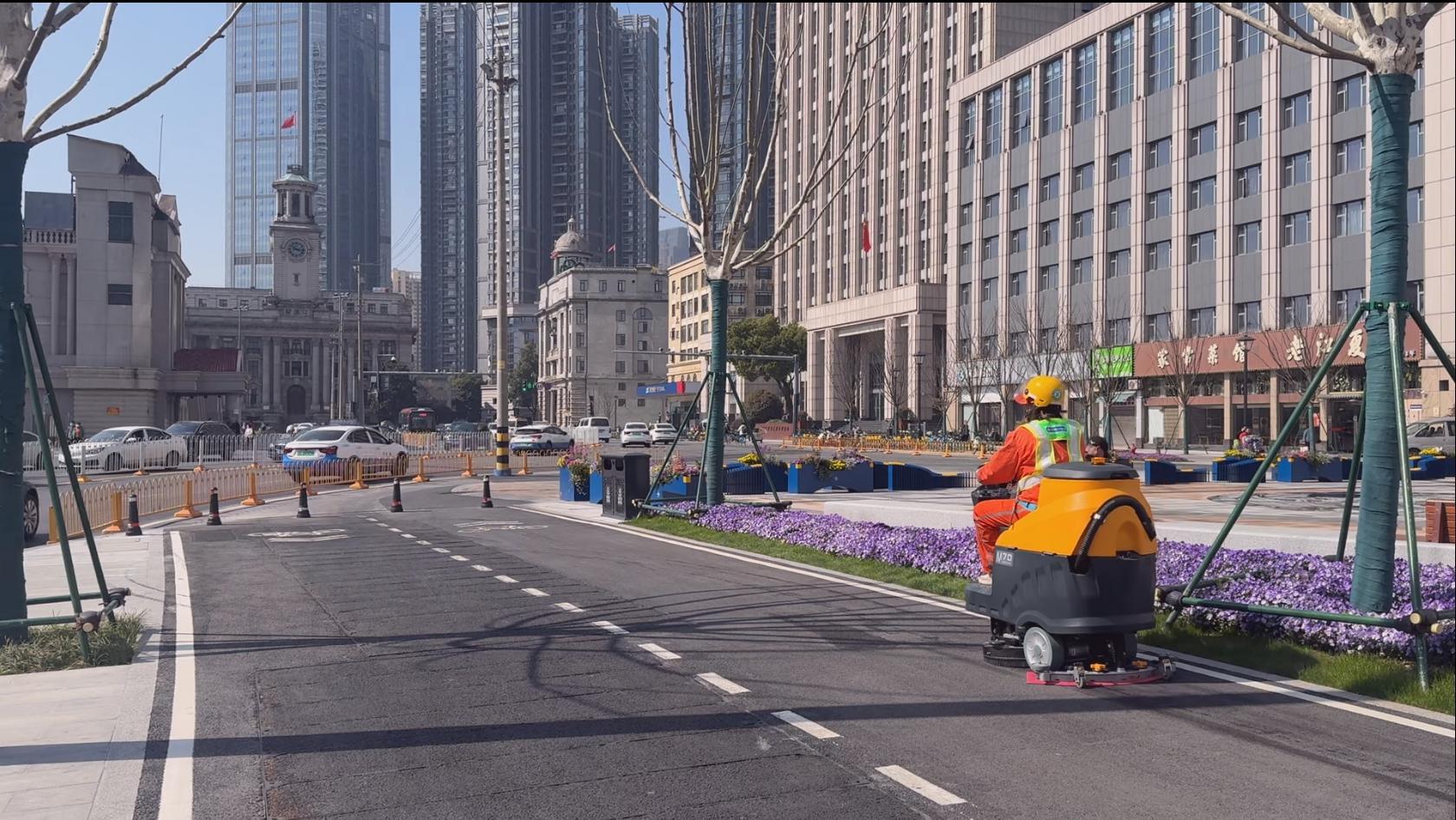 江岸赛道沿线小型机扫车作业.png 江岸赛道沿线小型机扫车作业.png