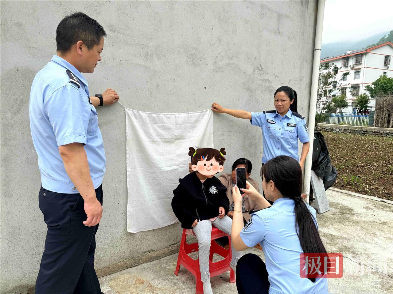 图4：民警上门为行动不便小孩办证.jpg