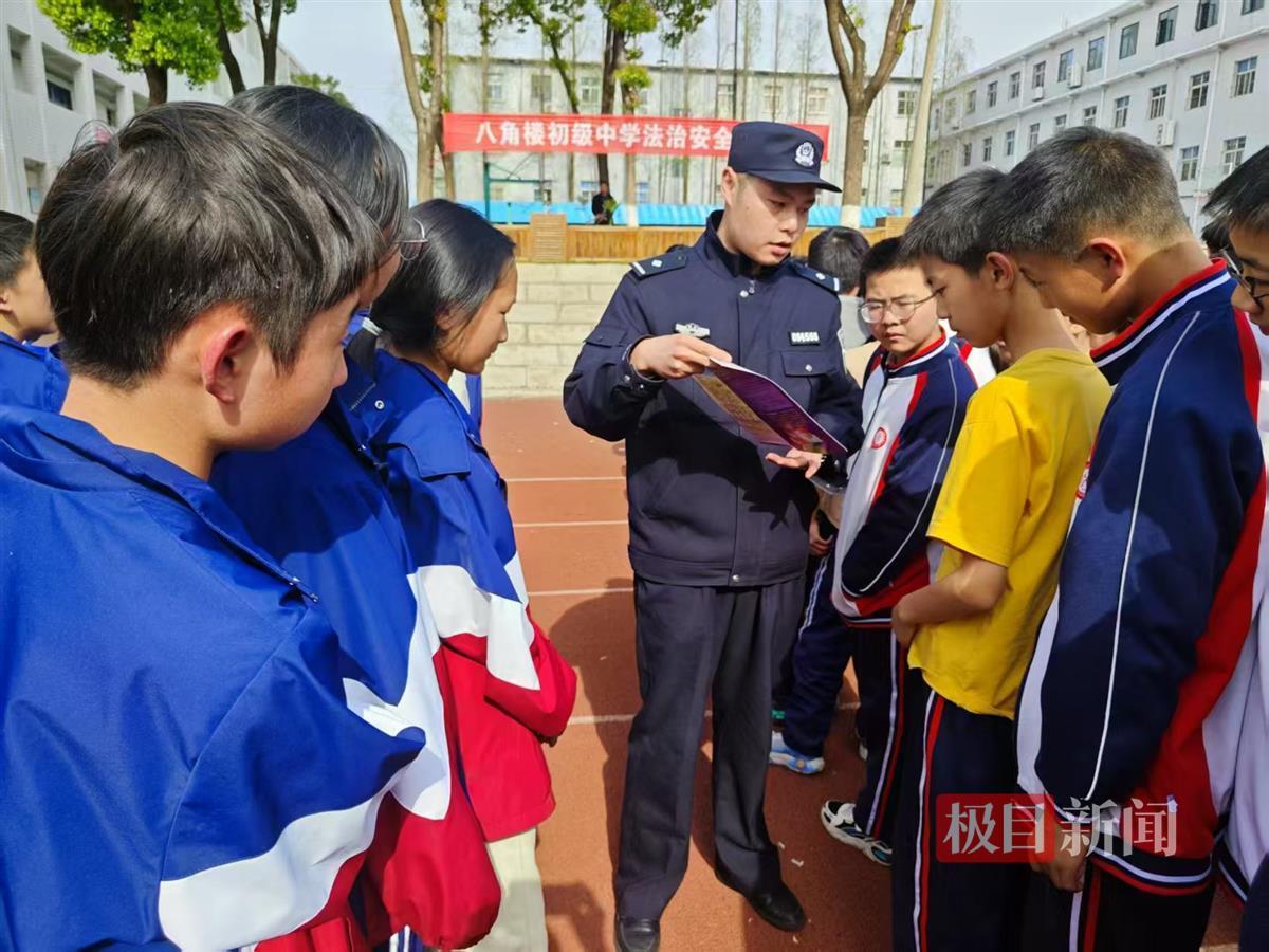 民警向学生开展安全教育宣传（通讯员 供图）.jpg