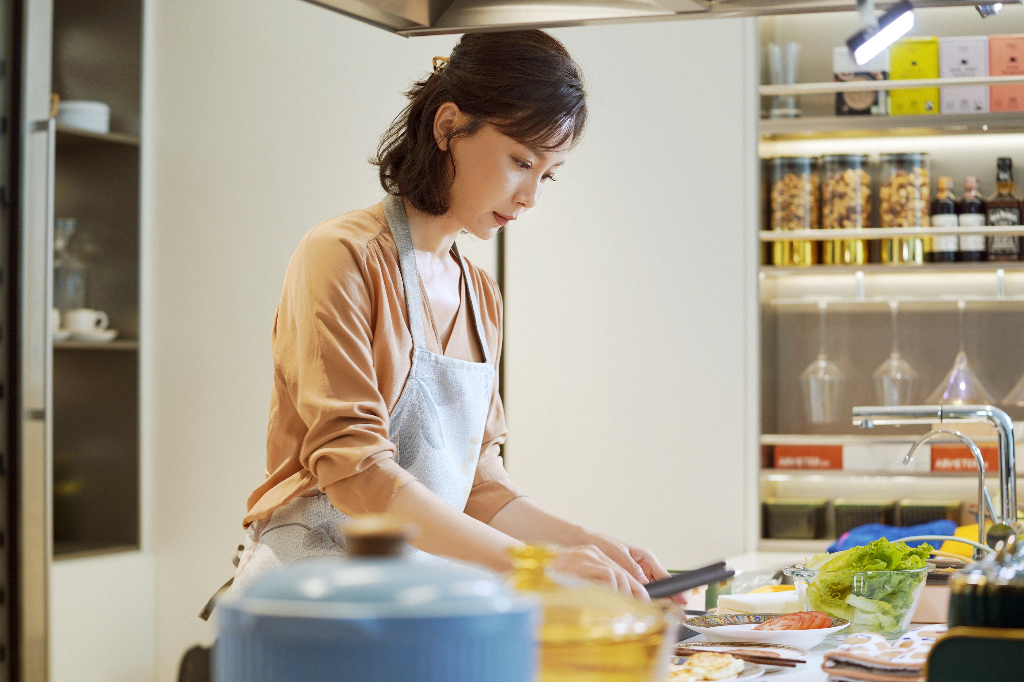 陈数认为和角色不像的地方就是,方原做饭比自己厉害.