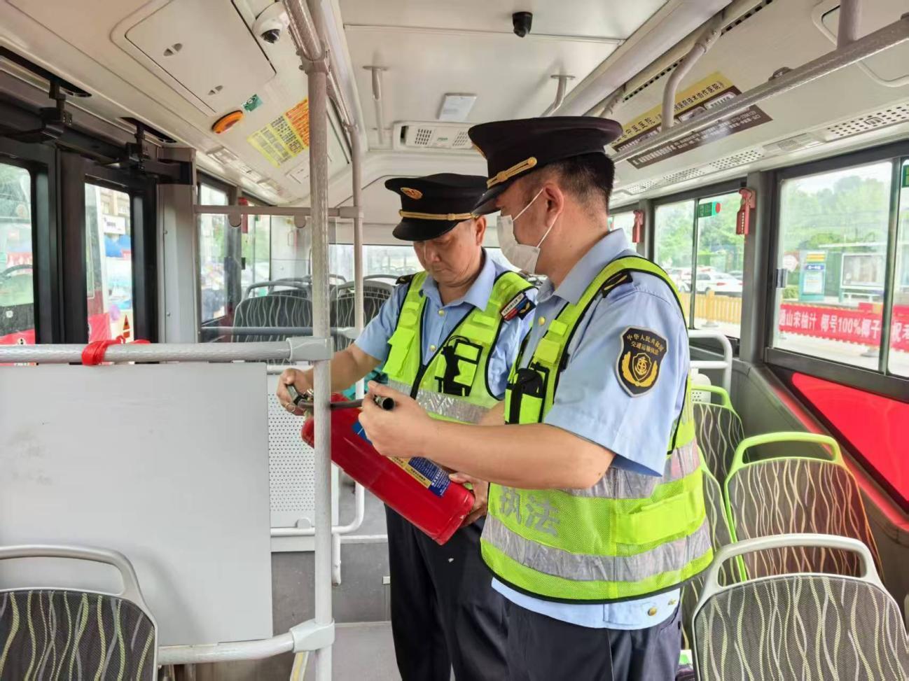 执法人员清晨仔细检查送考大巴车况.png