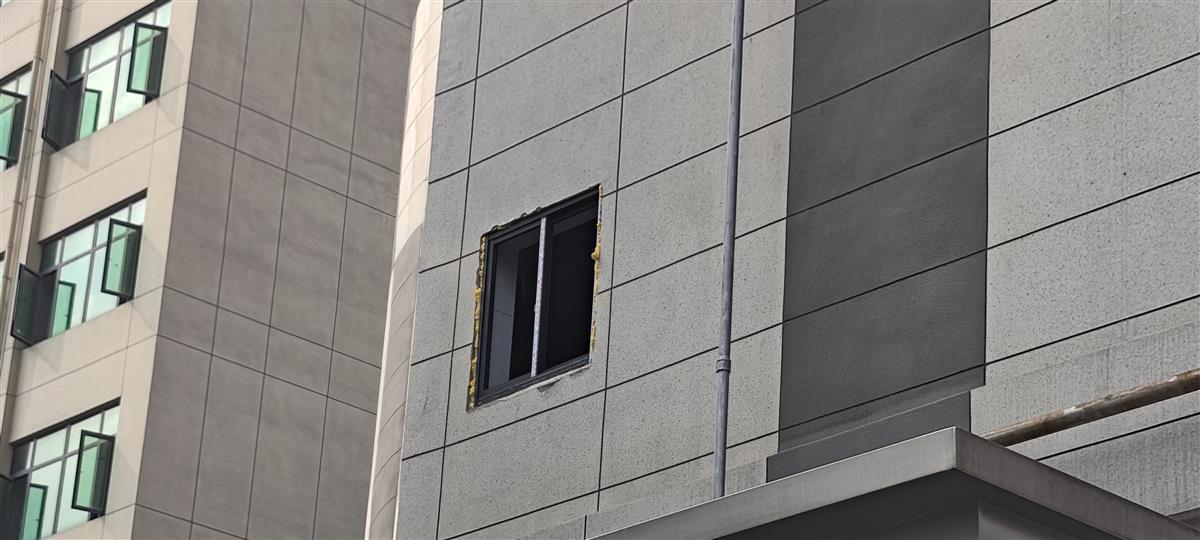 极目帮办|高楼外墙凿了四个大洞做窗户,居民担忧希望恢复,有关部门称"