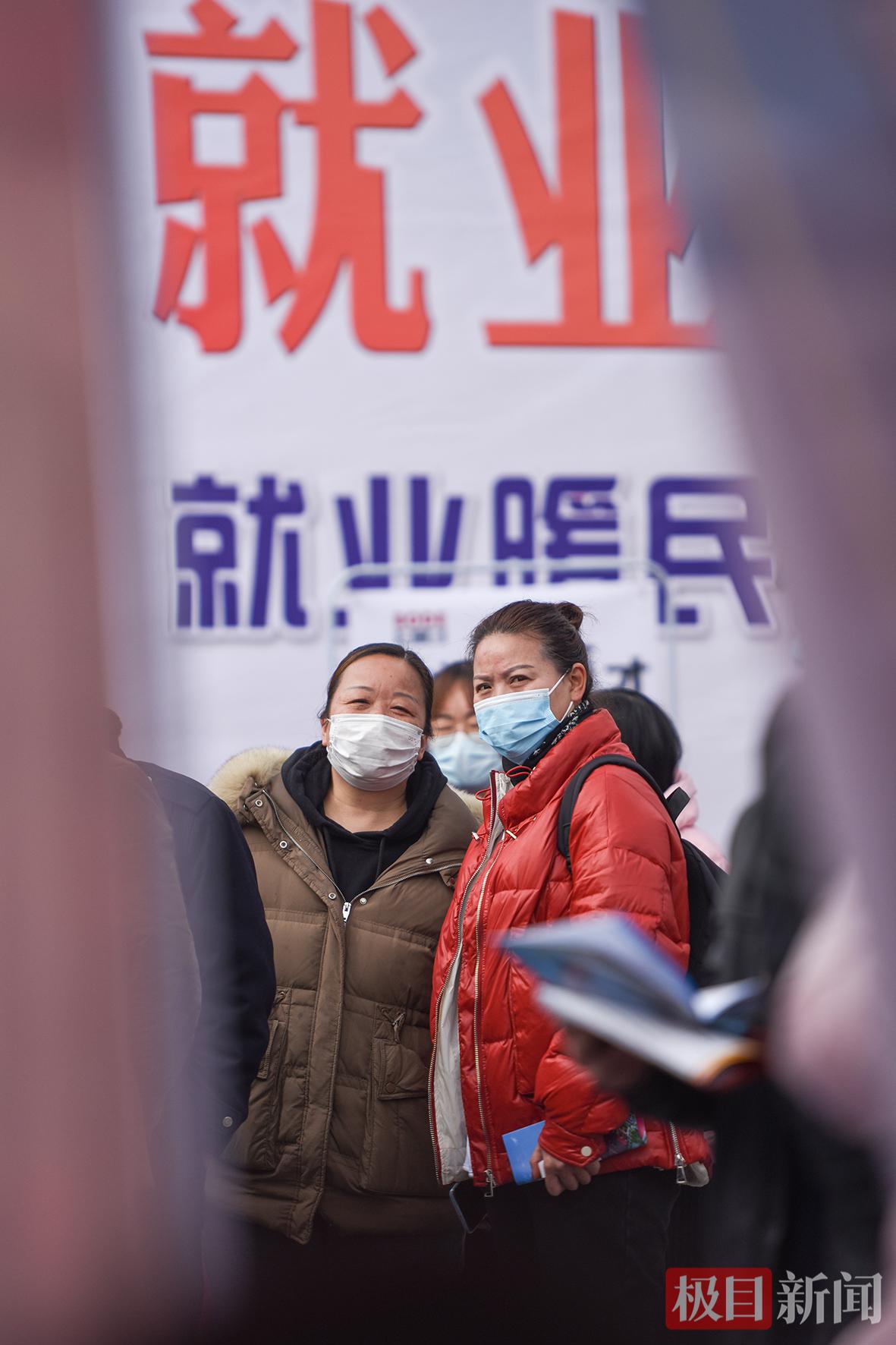 两名求职者在荆州经开区“春风行动“招聘会现场。（资料图，极目新闻记者黄志刚 摄）.jpg